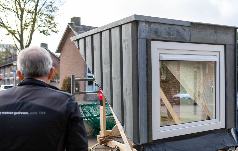 Dakkapel met hergebruikt kozijn en zinken dakgoten